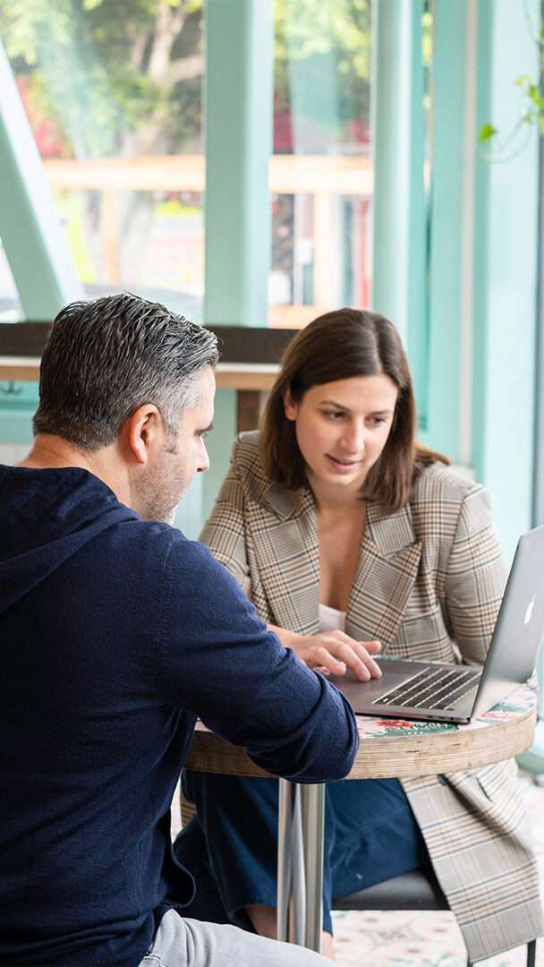 Besluitvormers aan een laptop