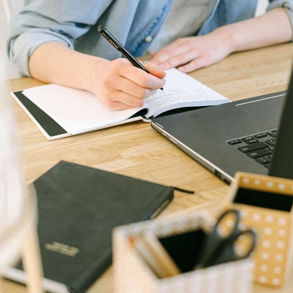 copywriting-services-communicatiebureau-beenobby Copywriter van een communicatiebureau die teksten schrijft in een notitieboekje