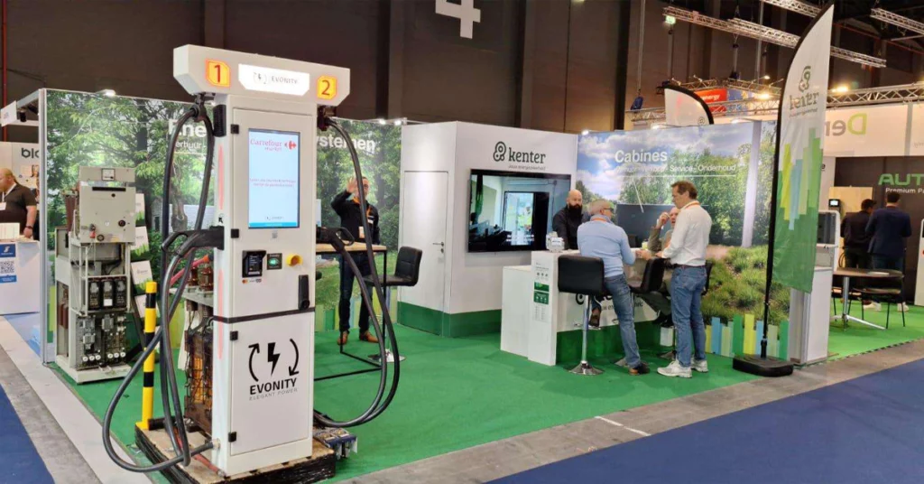 Een foto van de beursstand van Kenter Belgium tijdens de Solar Solutions beurs in Kortrijk